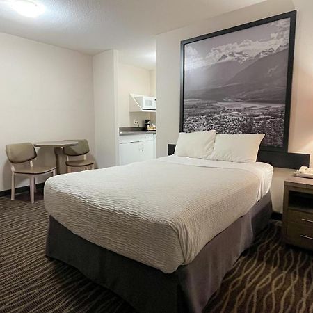 Super 8 By Wyndham Revelstoke Bc Motel Kültér fotó