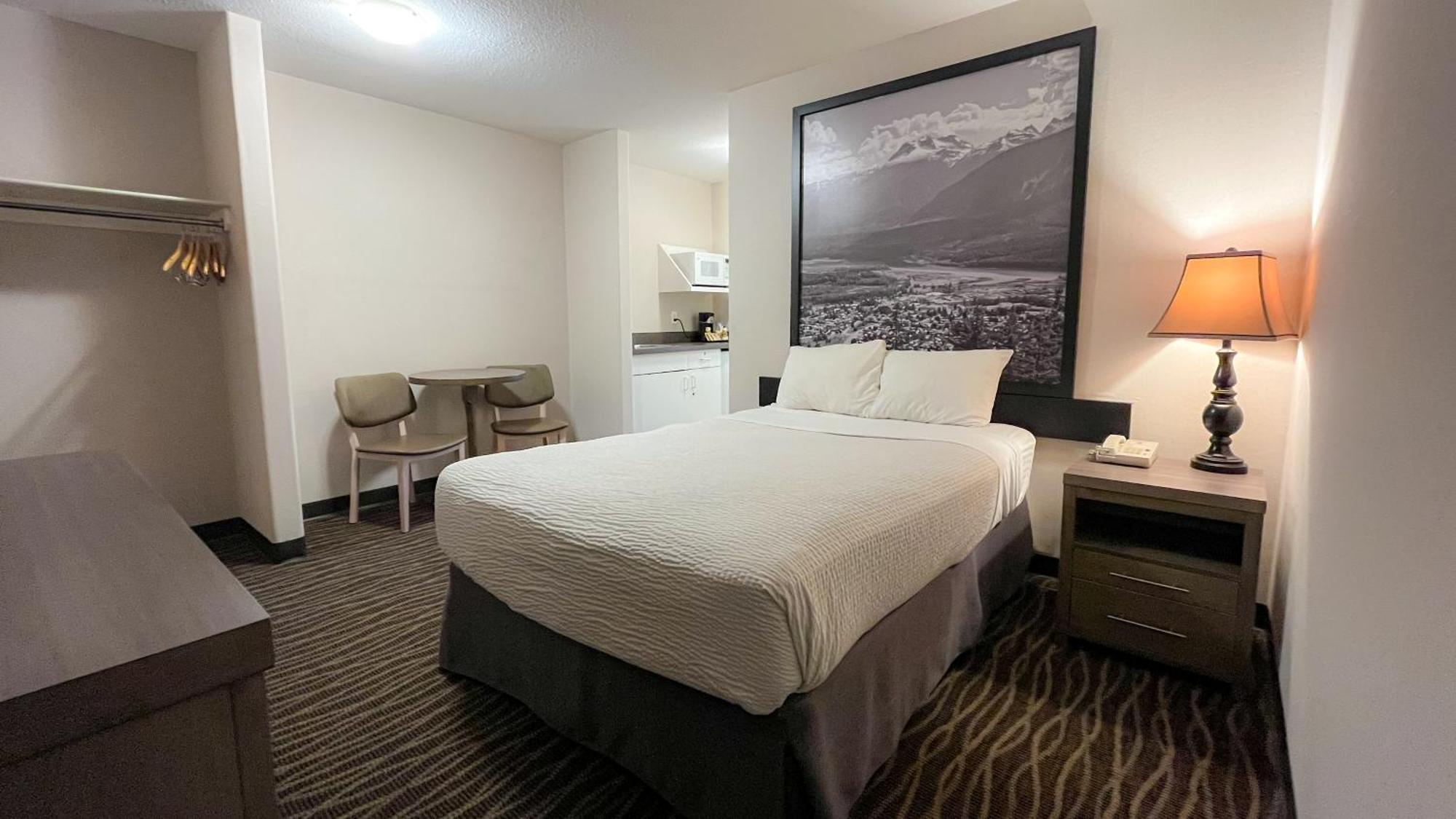Super 8 By Wyndham Revelstoke Bc Motel Kültér fotó